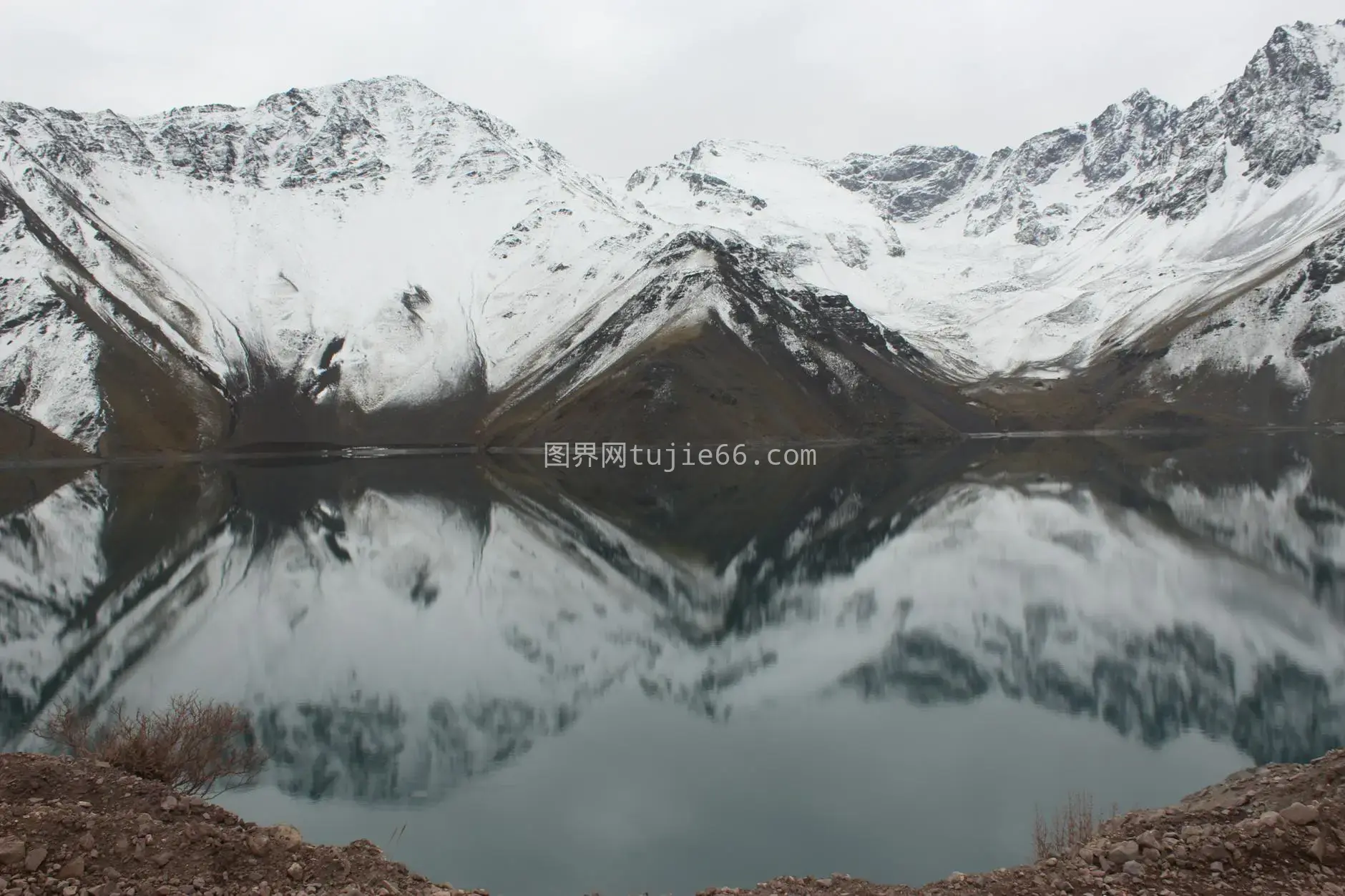 雪山倒影映湖云遮天图片