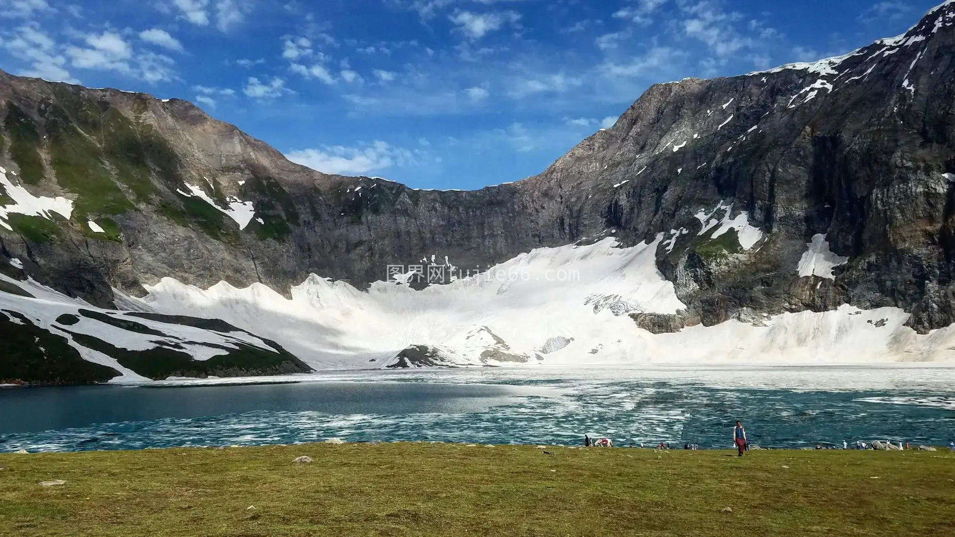 冰川湖畔雪山蓝天图片