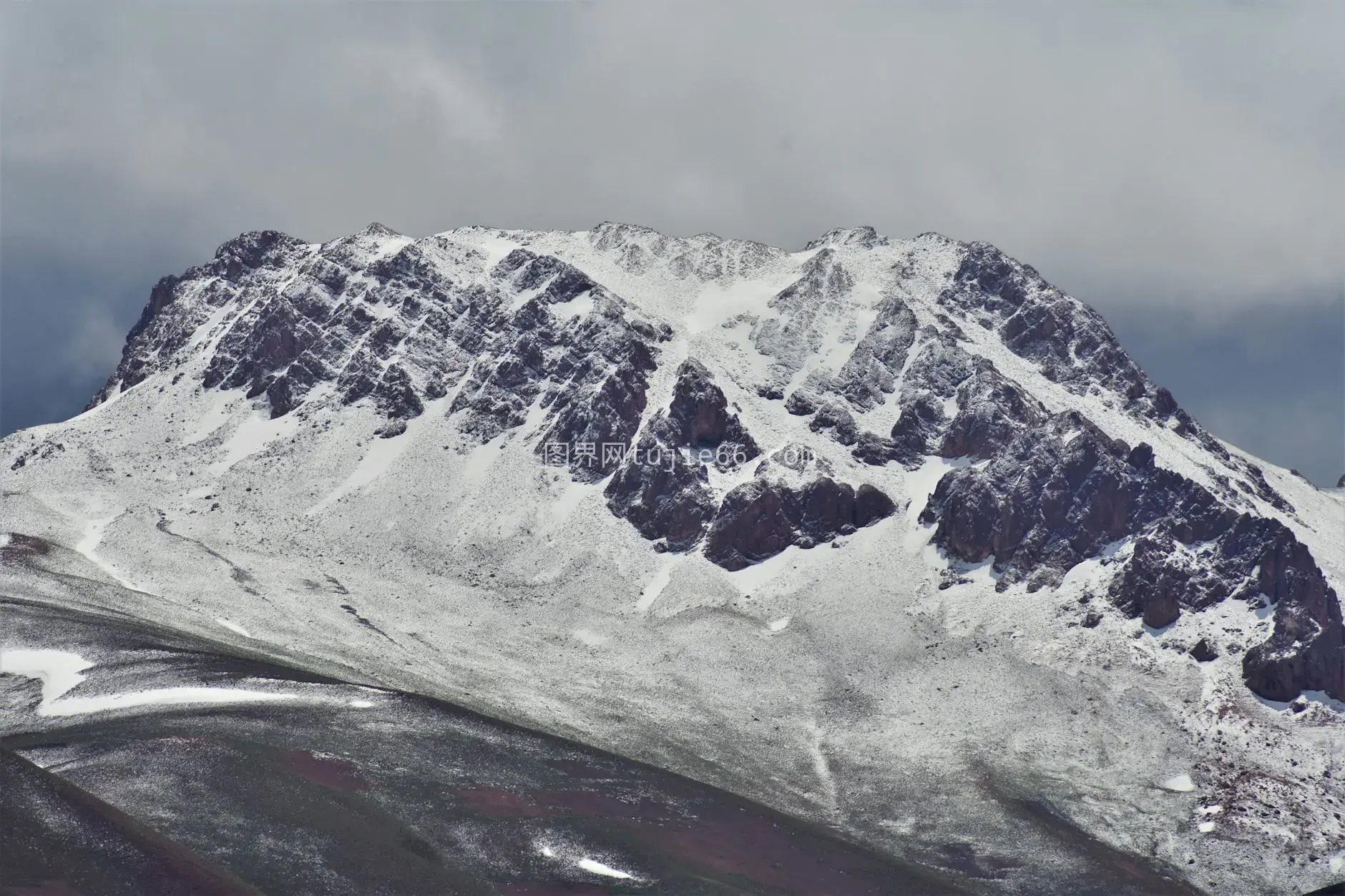 雪山高峰云雾冬日图片