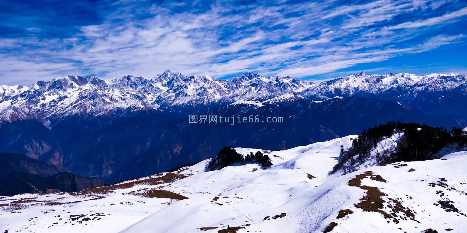 雪山蓝天冒险之旅图片