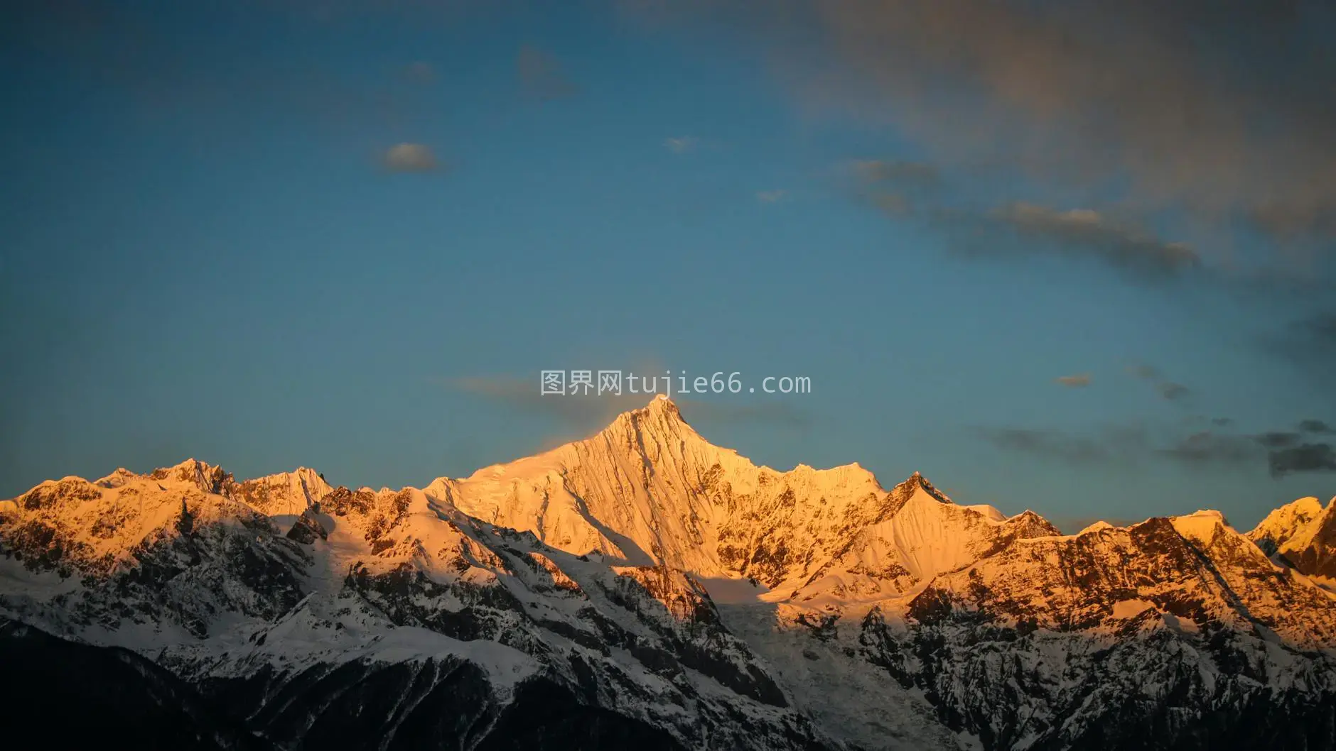 雪山日出美景金色照耀图片