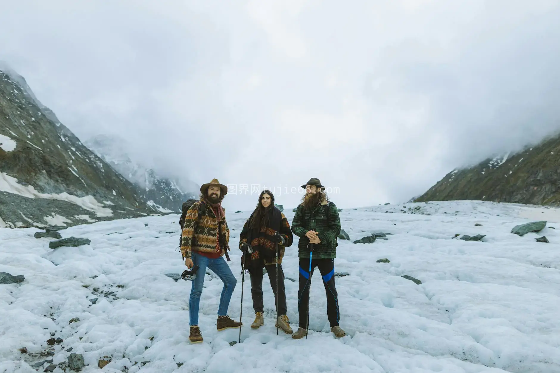 雪山徒步，朋友冬日赏景图片