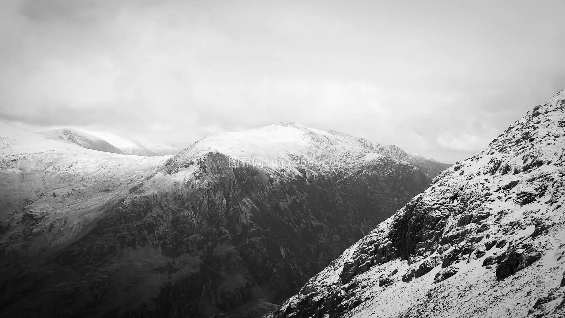 威尔士Snowdonia黑白雪景图图片