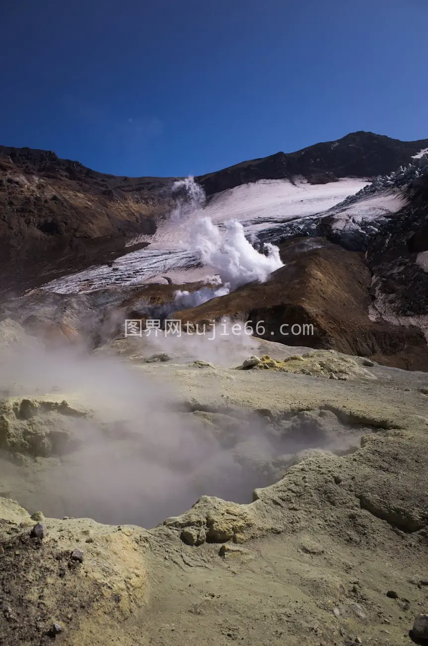 火山烟云冰川映蓝天图片