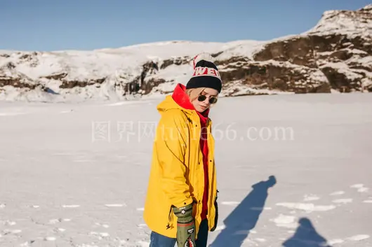 冰岛雪地冬装人影