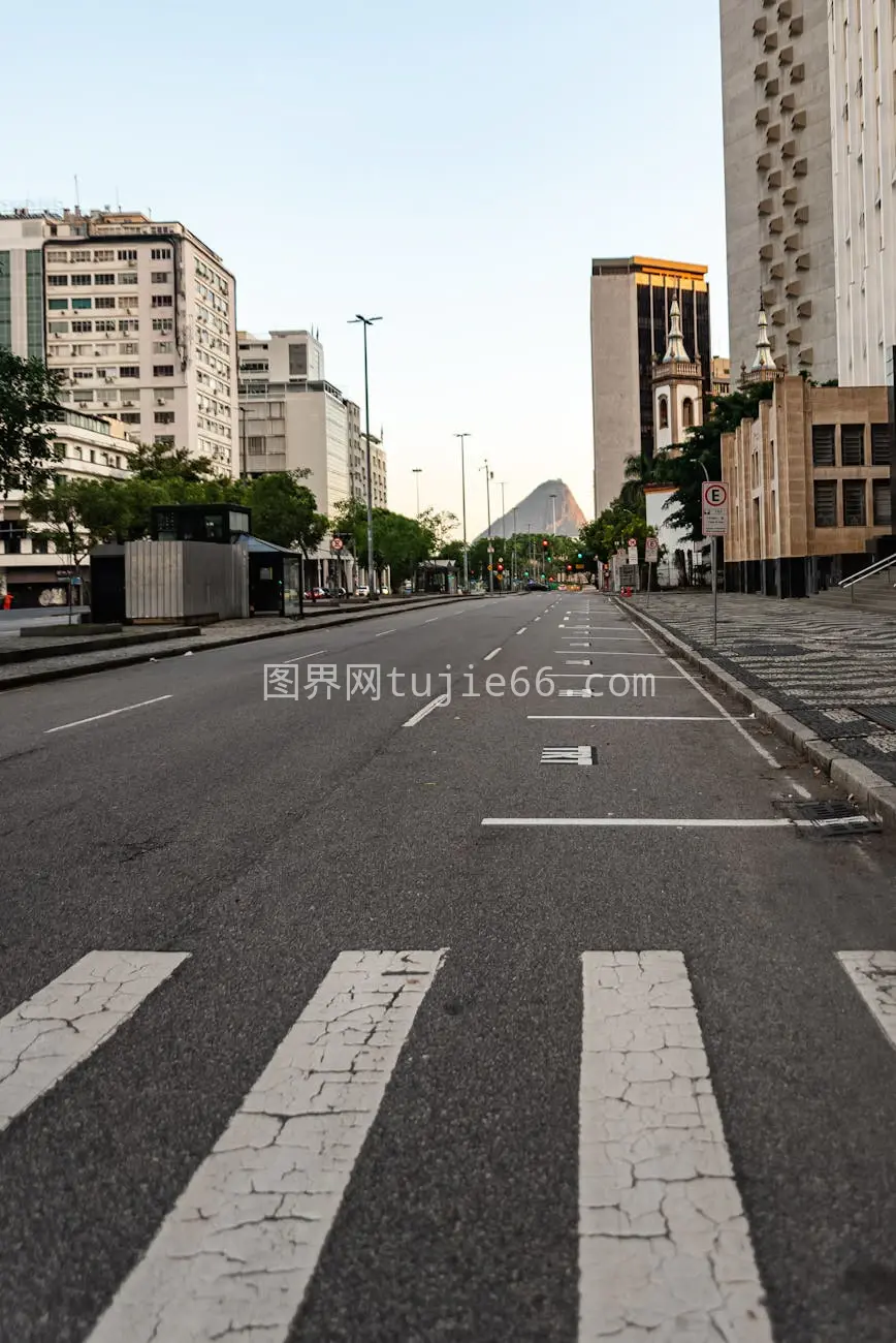 里约空街映晴空图片