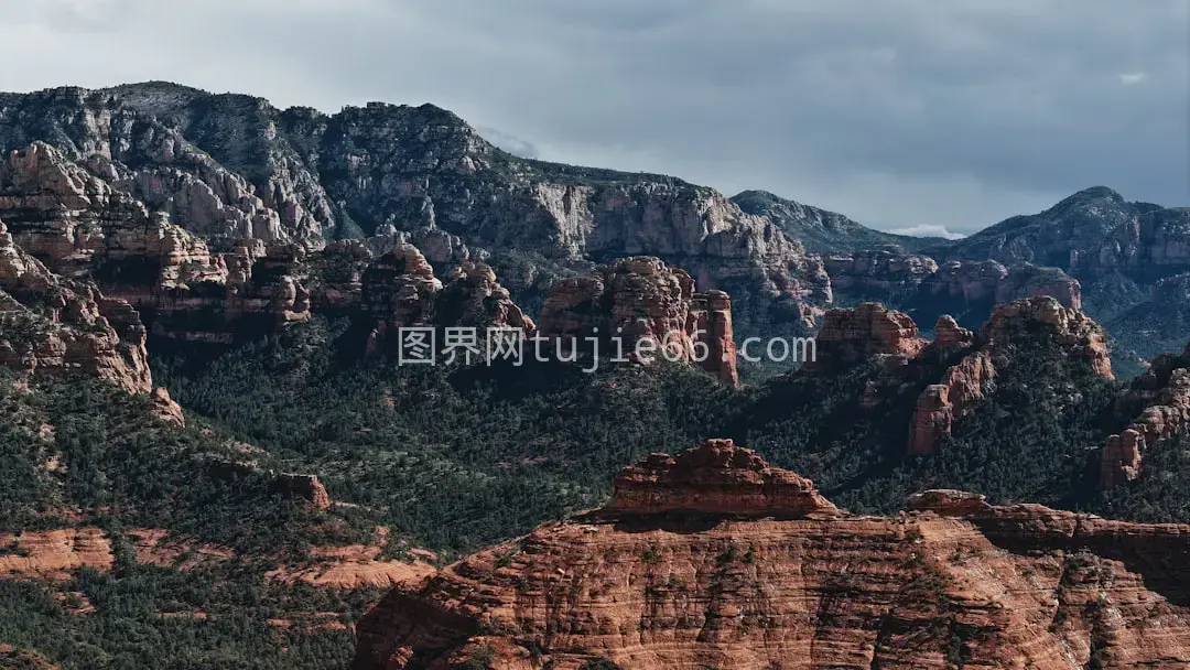 远观山脉景色美不胜收图片