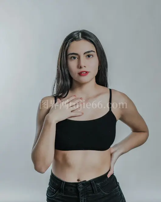 女性自然美时尚肖像展现自信魅力