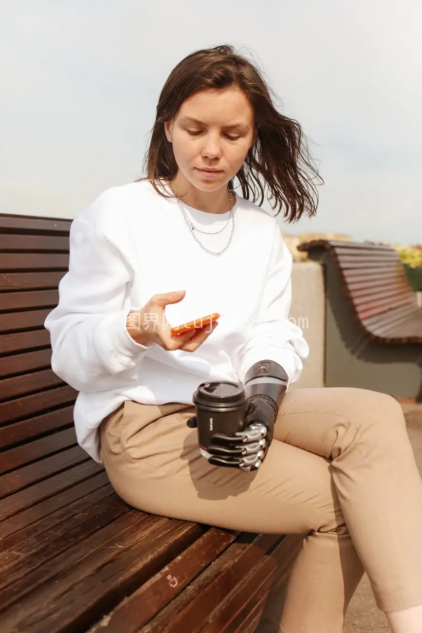 女士用假肢咖啡杯手机图片