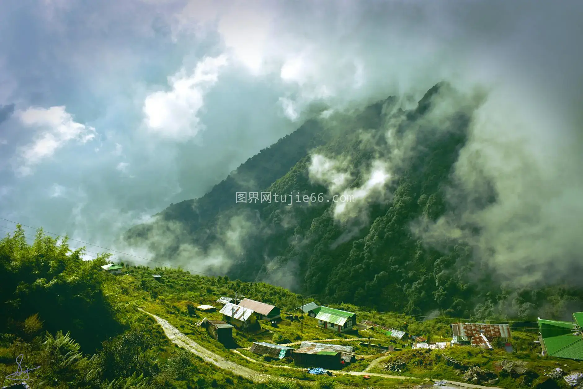 雾中山村旅行风景图图片