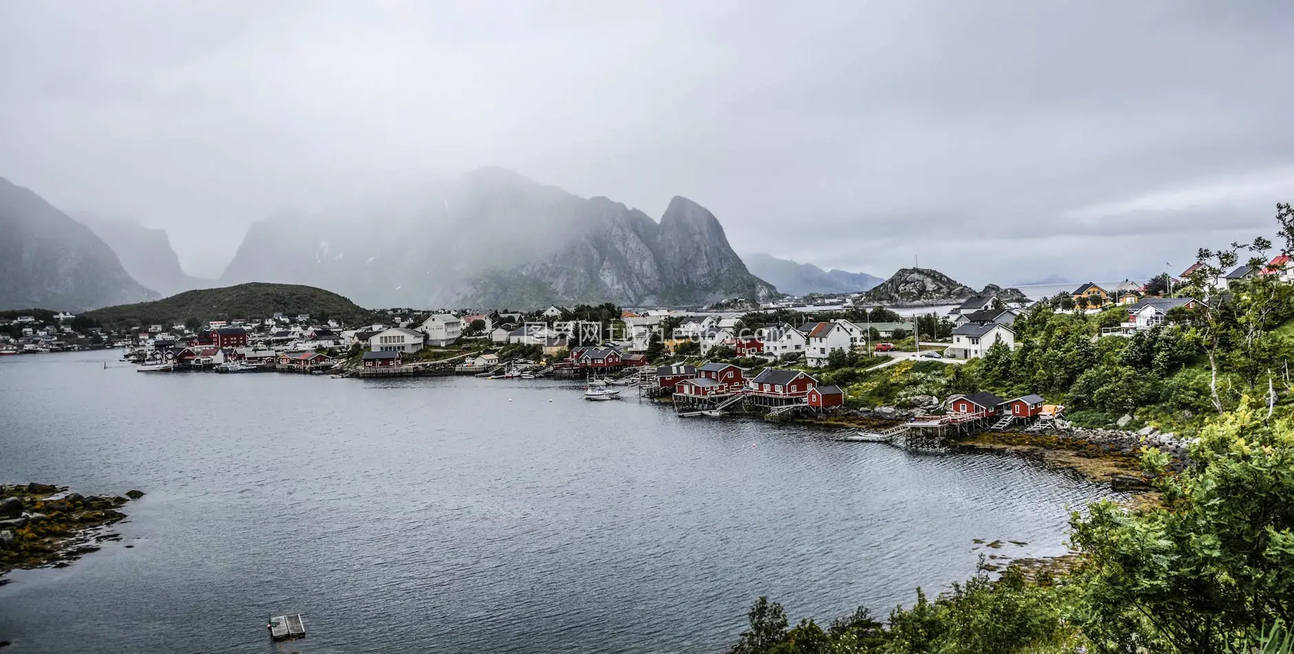 雾中海岸线迷人村庄景图片