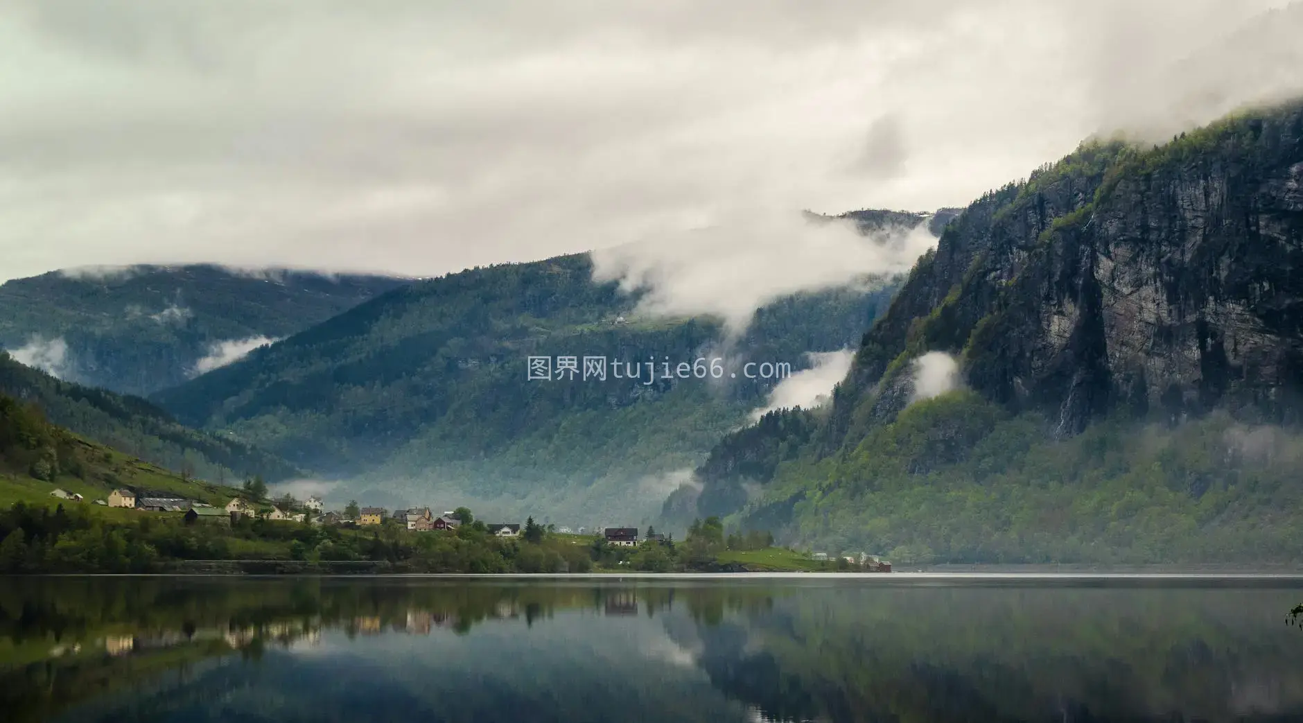 挪威霍尔雾中山湖映云彩图片