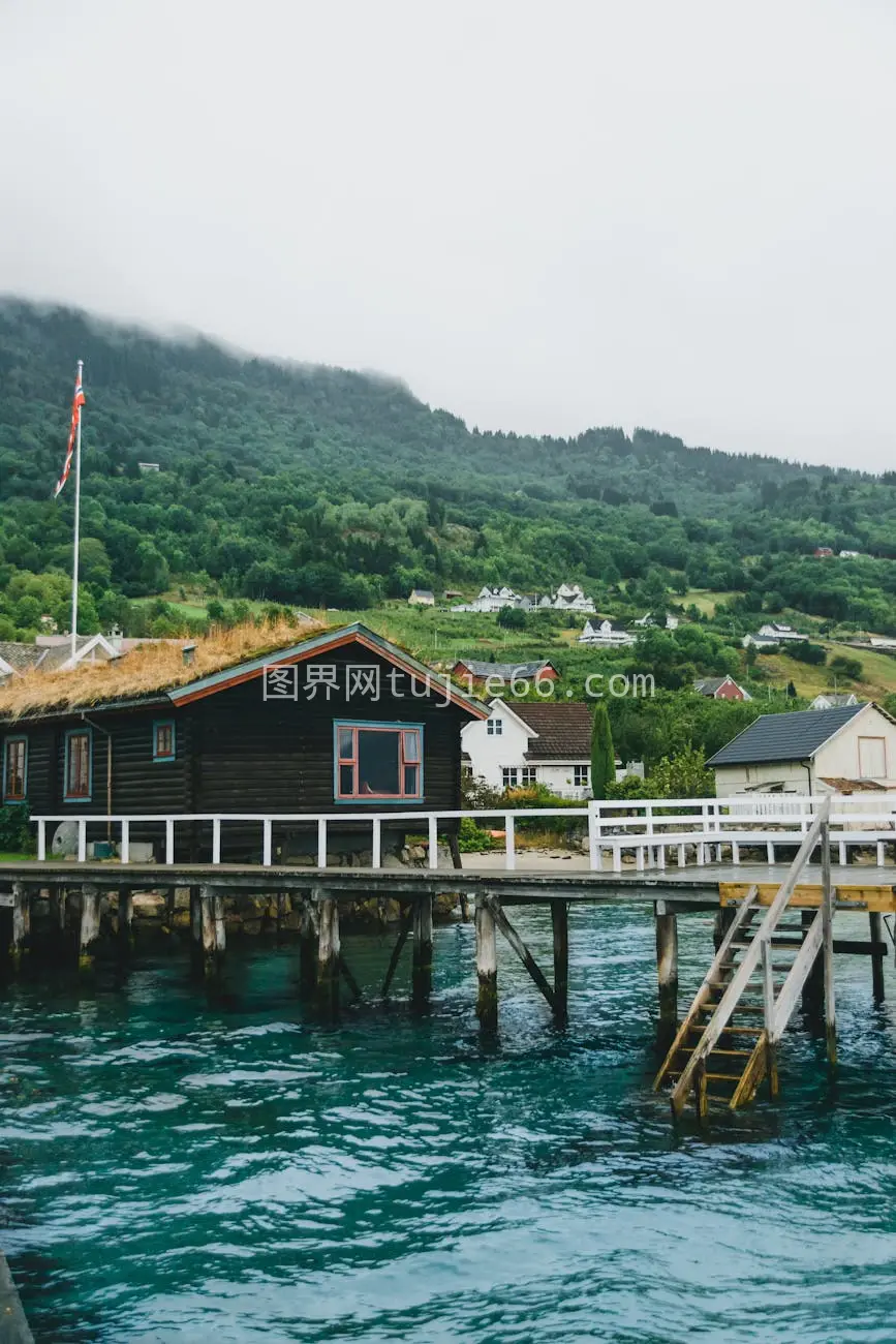 河边住宅旁木码头绿意盎然图片