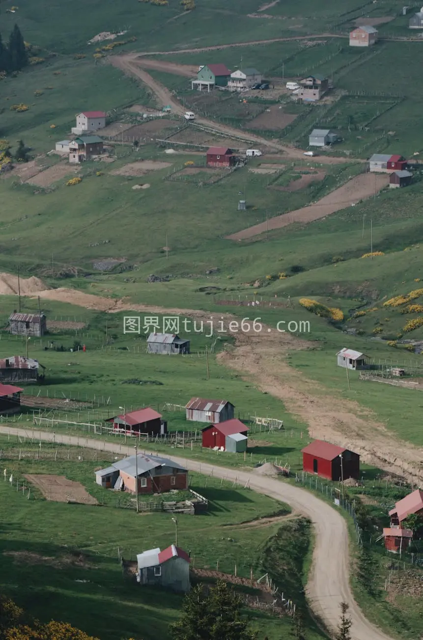 乡村美景 aerial 拍摄 阳光明媚 绿色田野图片