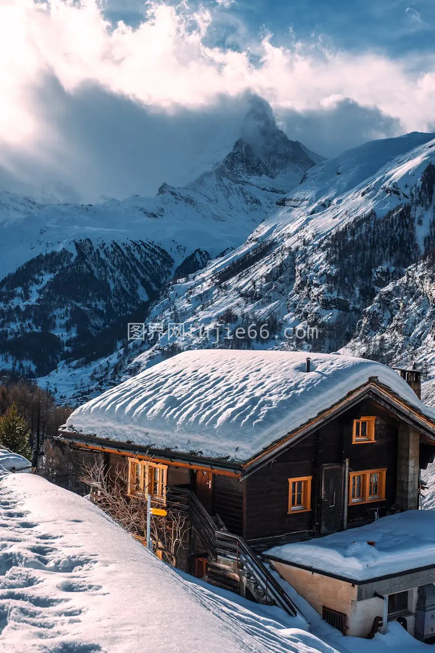 阿尔卑斯山雪景中的宁静小屋图片