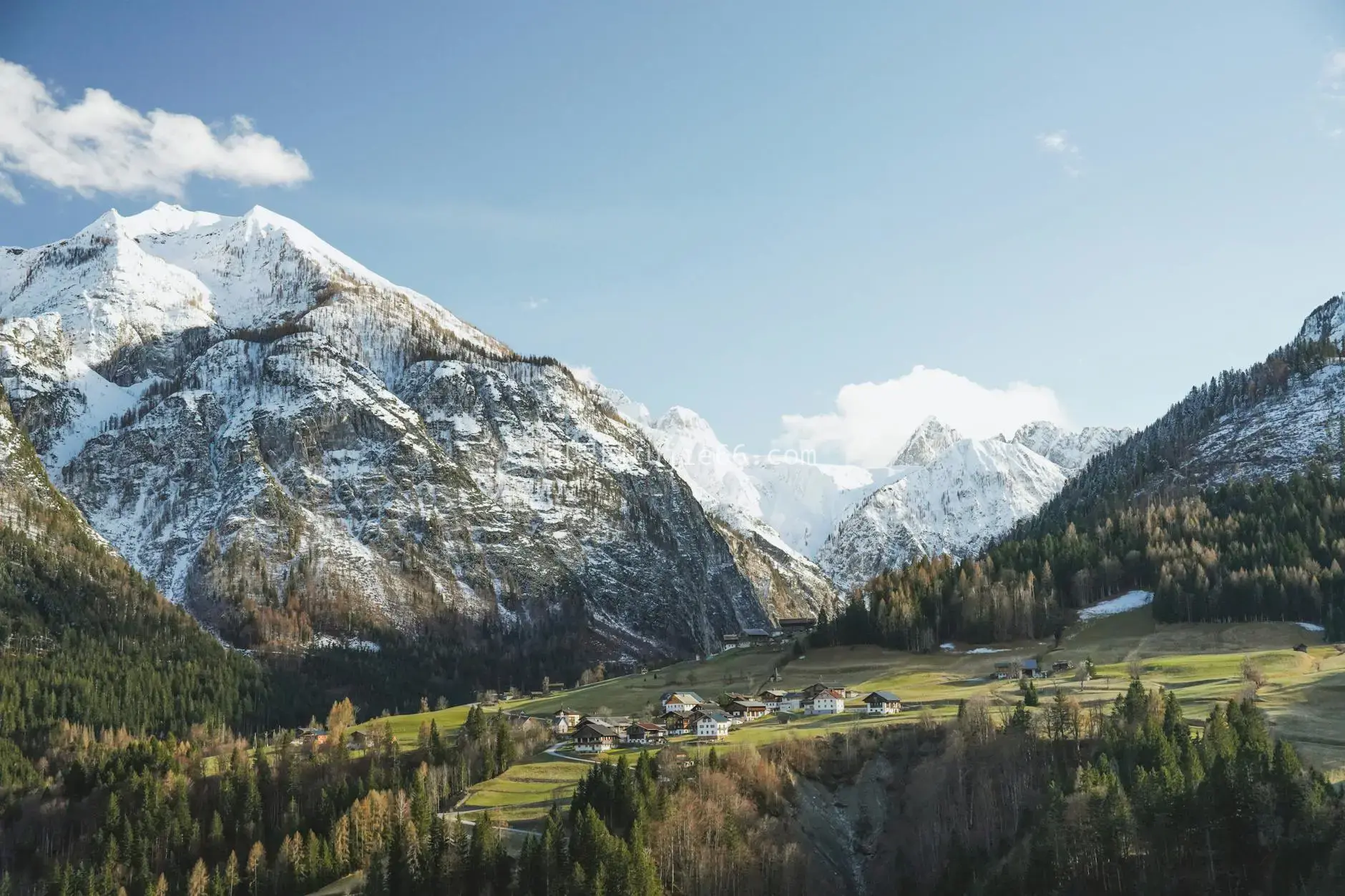 阿尔卑斯山村雪山林间图片