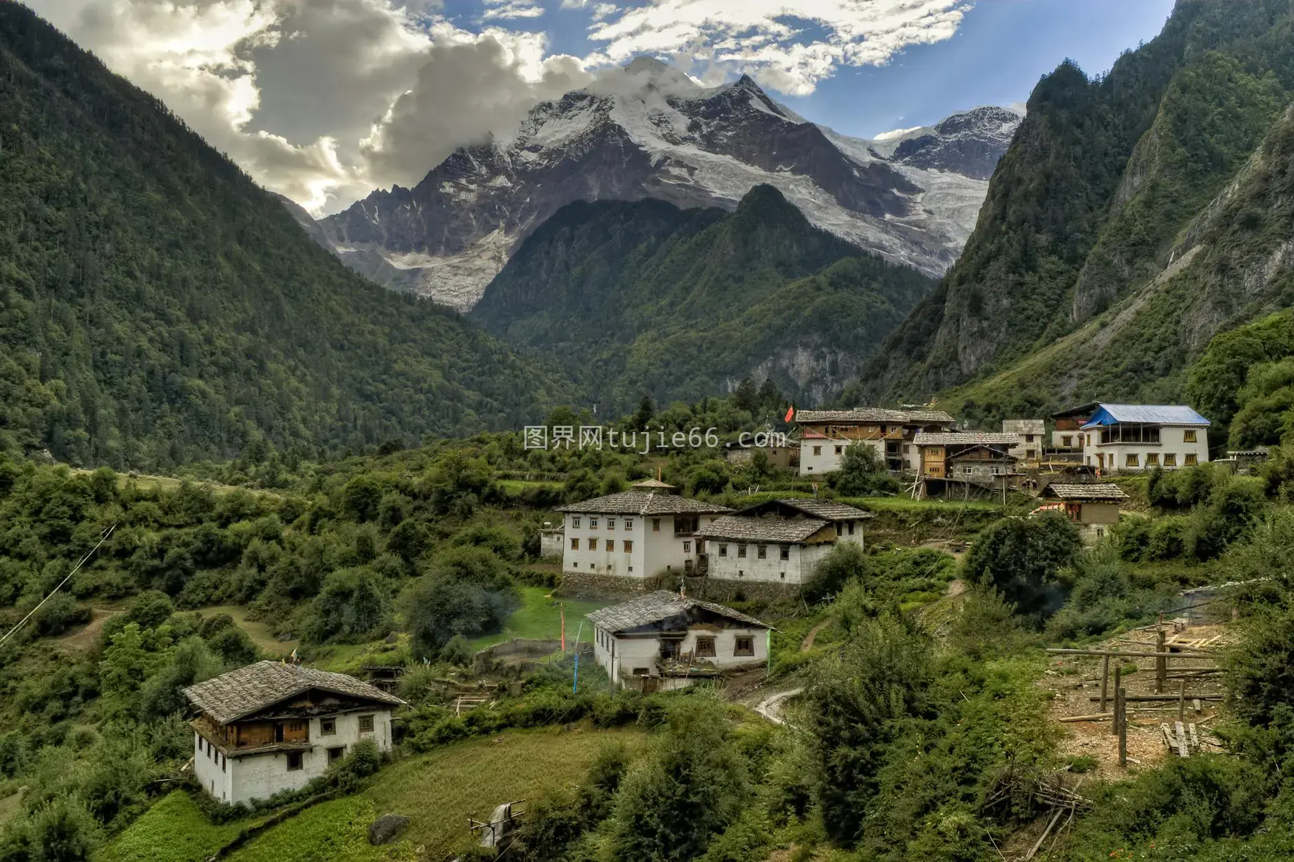 喜马拉雅山脚下风景如画村庄图片