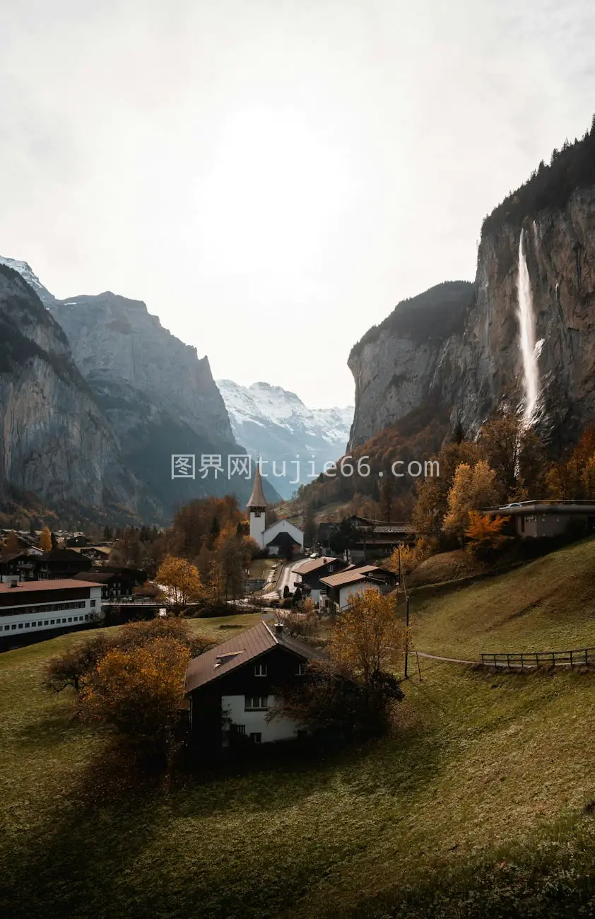 瑞士山村山间瀑布景致图片