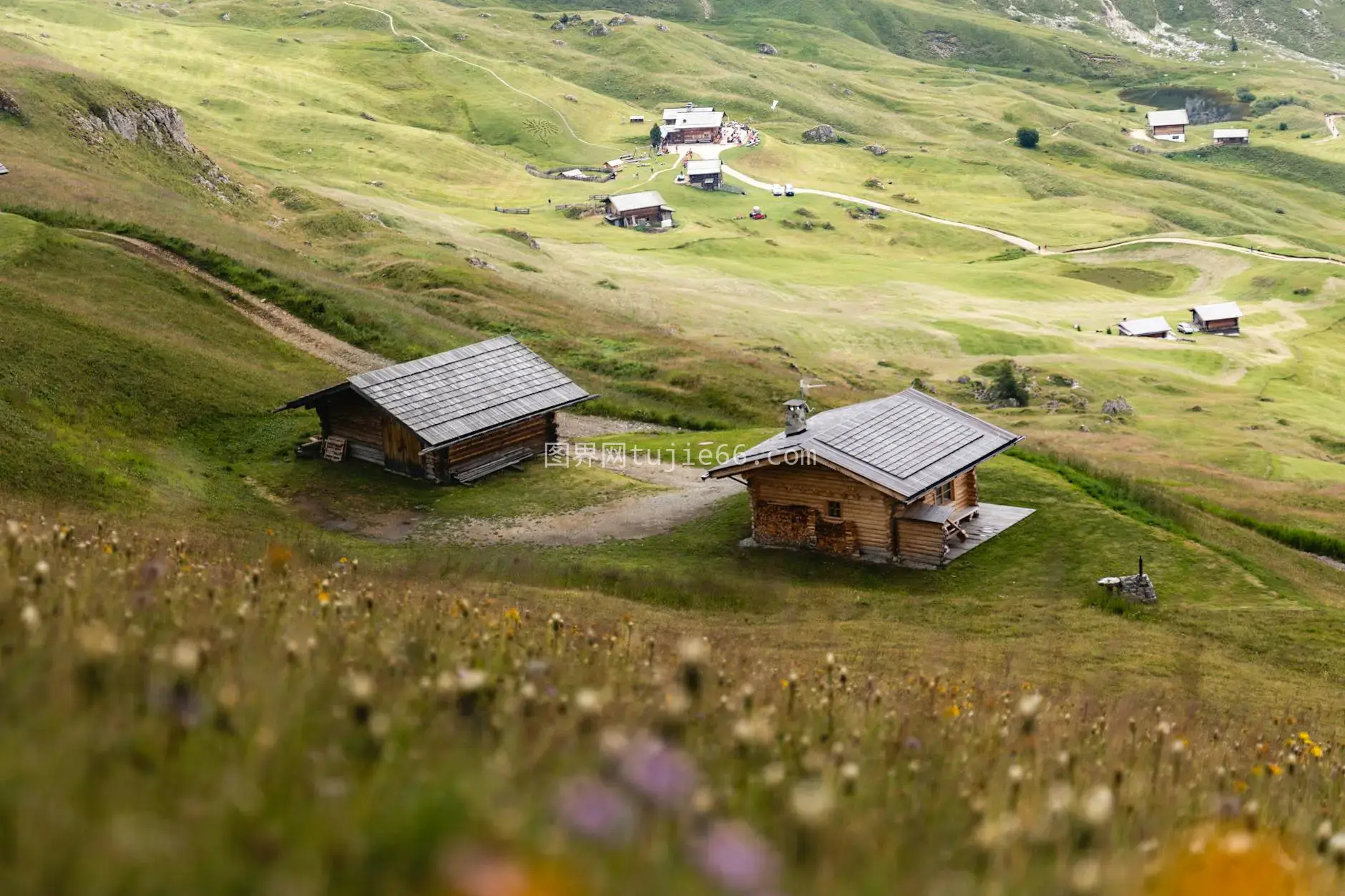 山村木屋风景如画图片