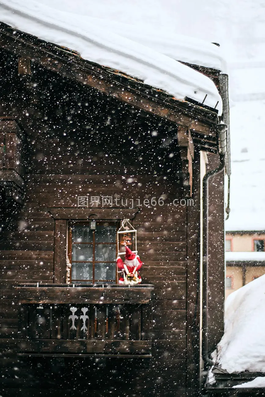 冬日雪景中乡村屋阳台圣诞装饰图片