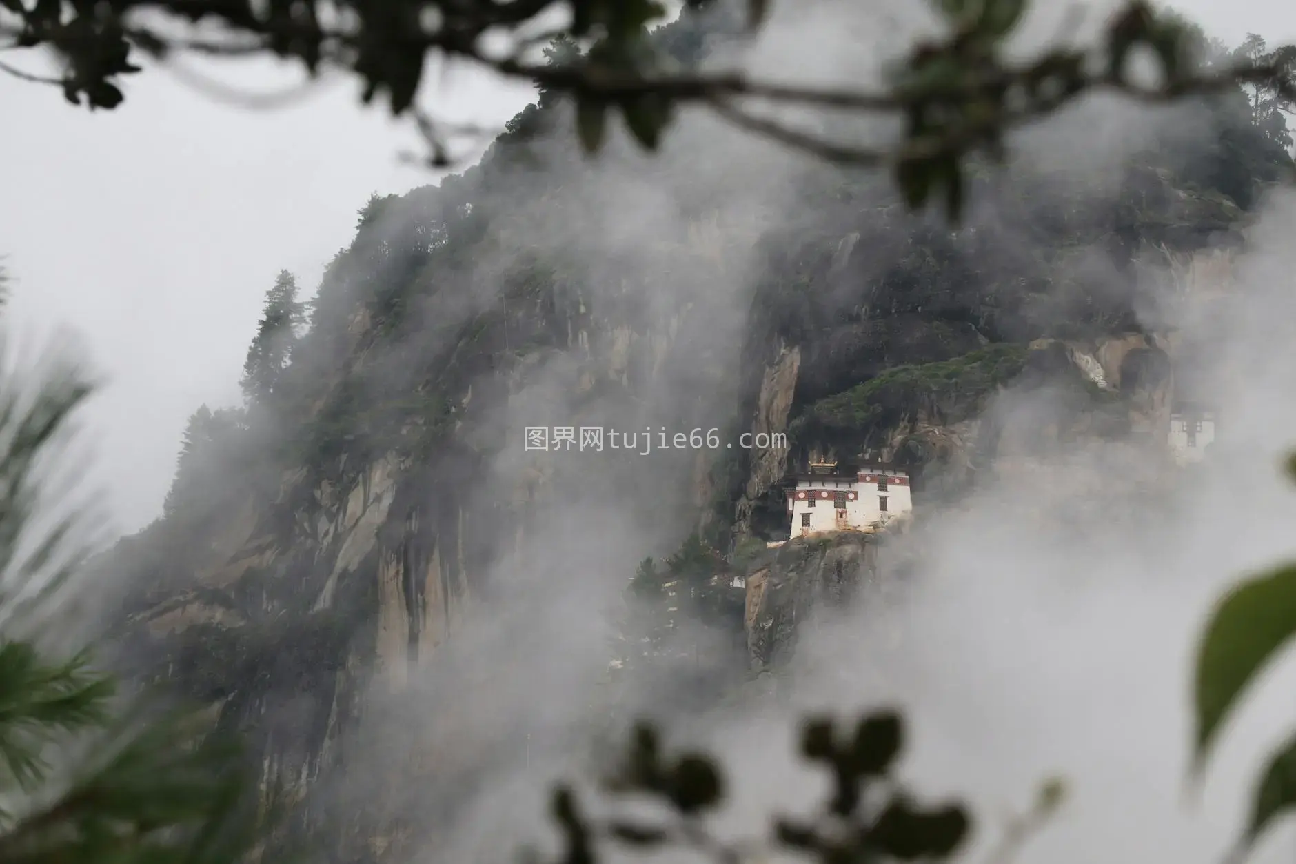 不丹帕罗宗卡寺雾中山景壮丽图片