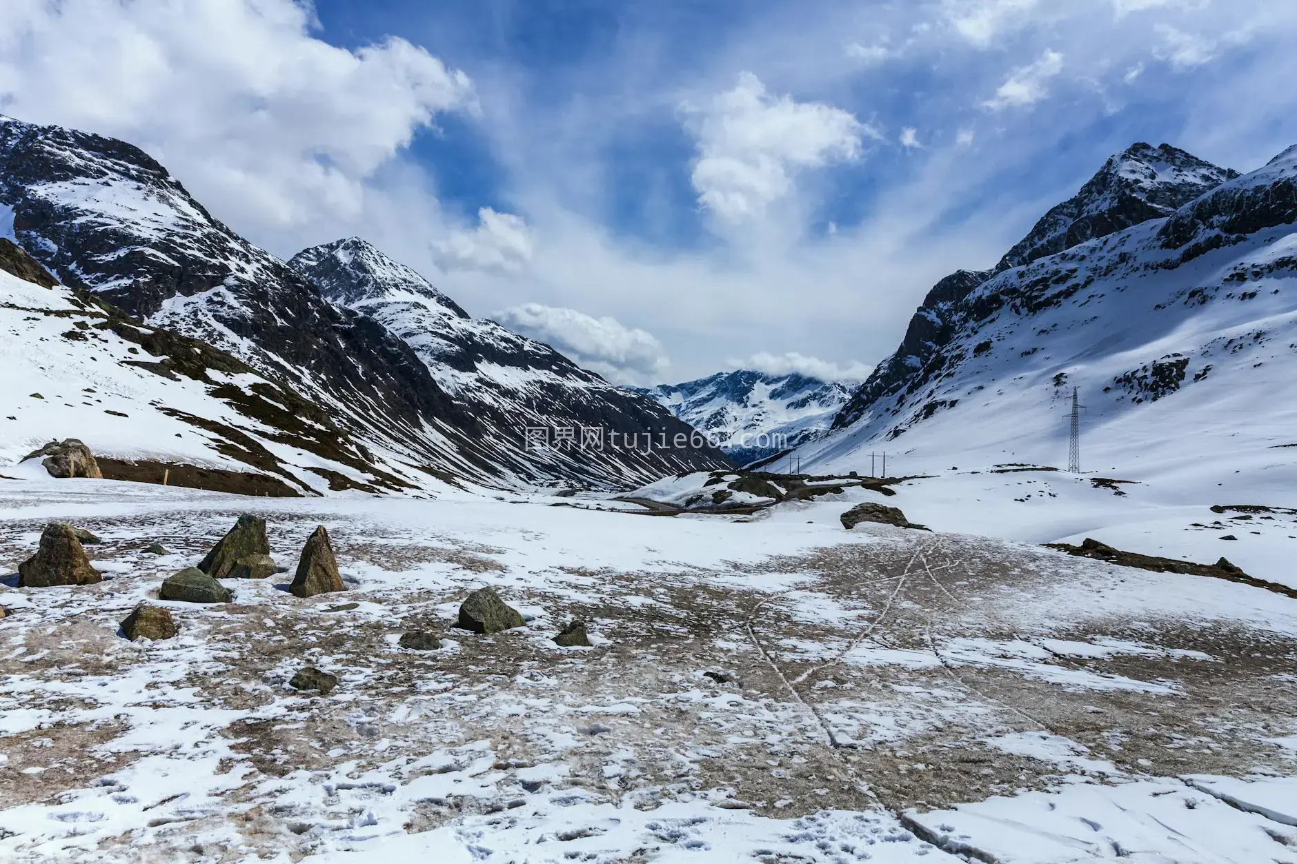 瑞士比维奥雪覆山色美图片