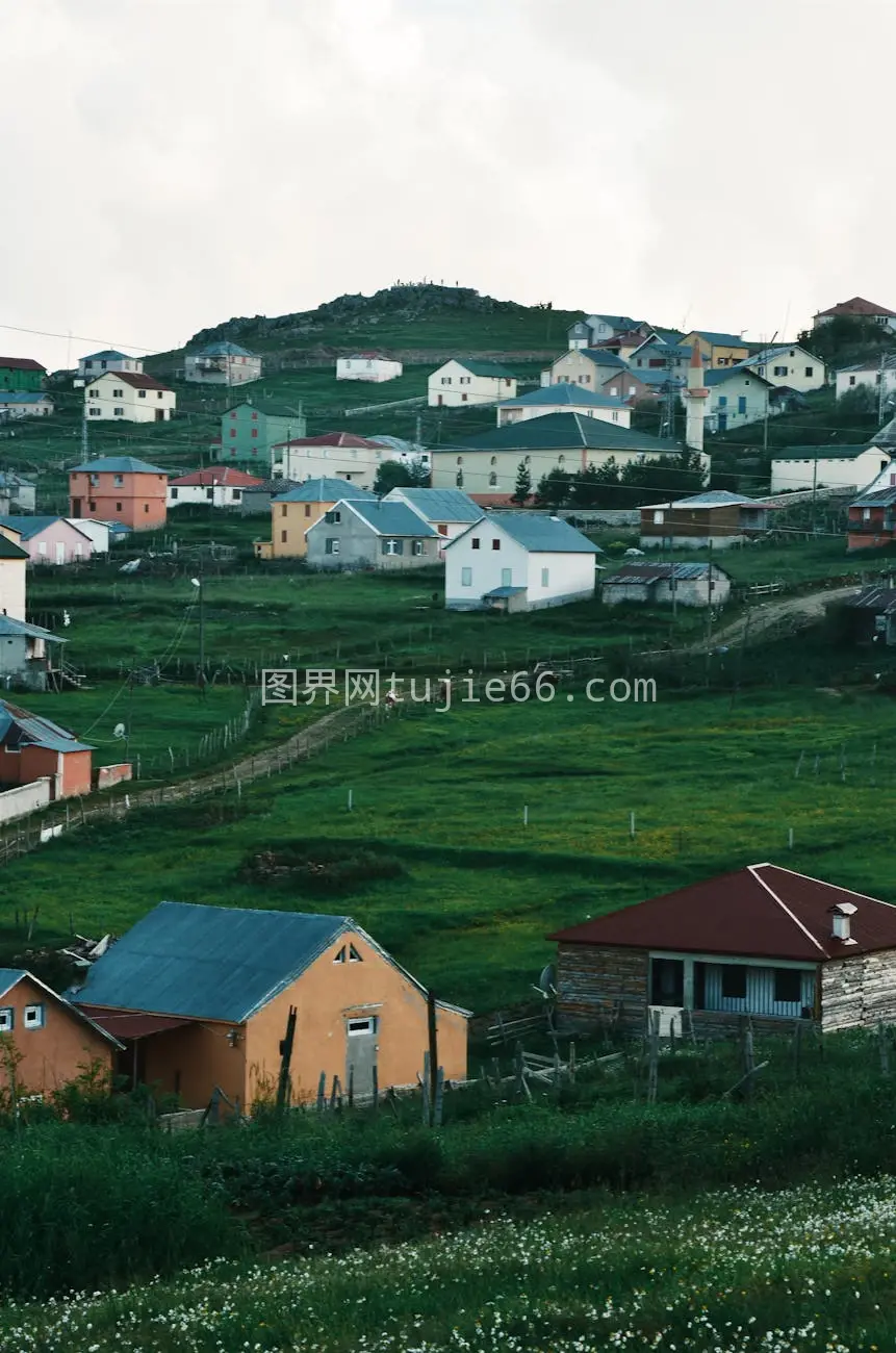 云雾乡村山坡屋景致宜旅建图片