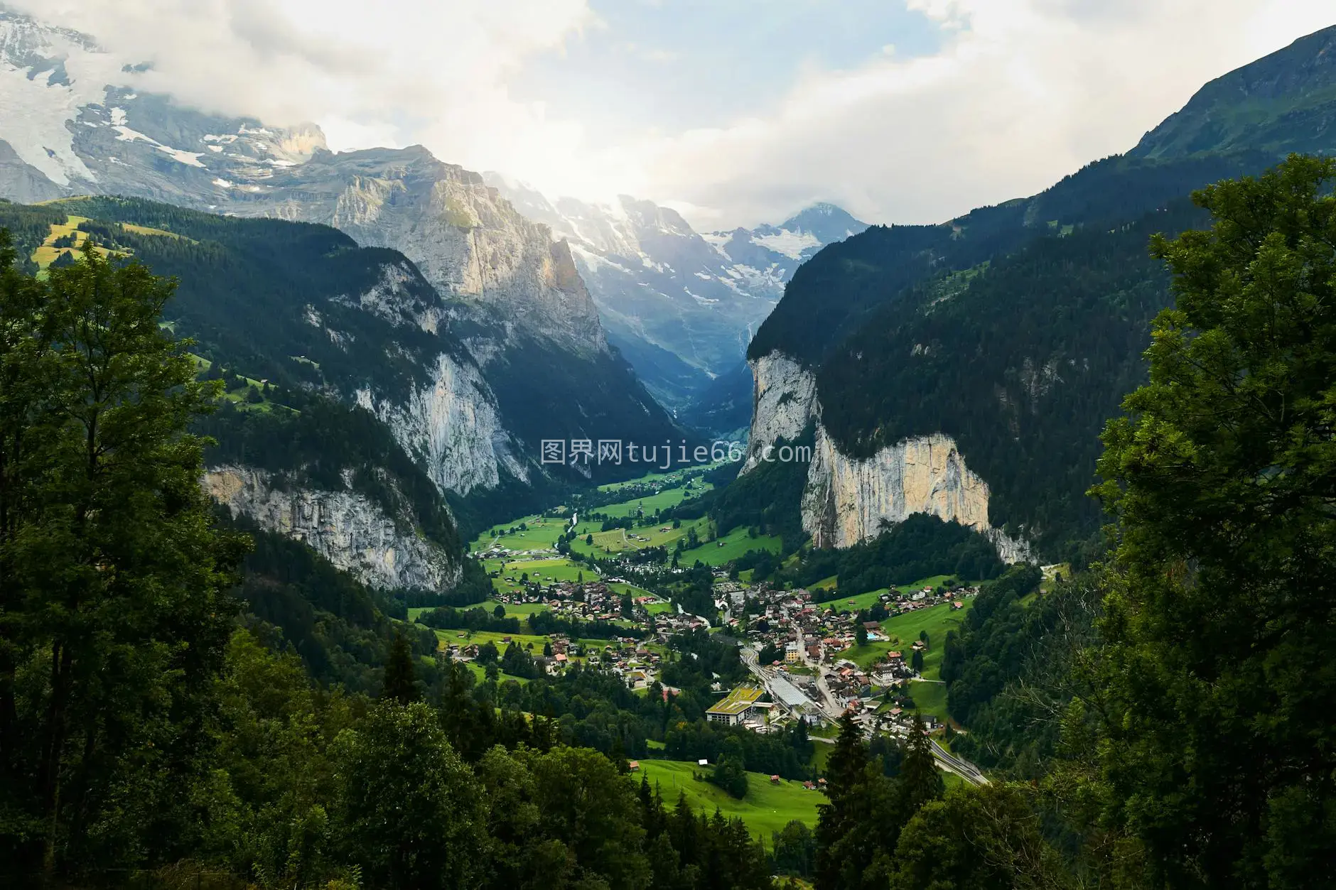 空中视角壮丽劳特布鲁嫩山谷图片