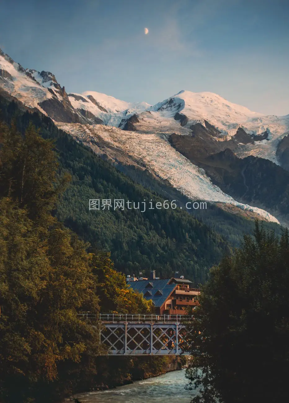 蒙布朗雪帽夏蒙尼村桥景图片