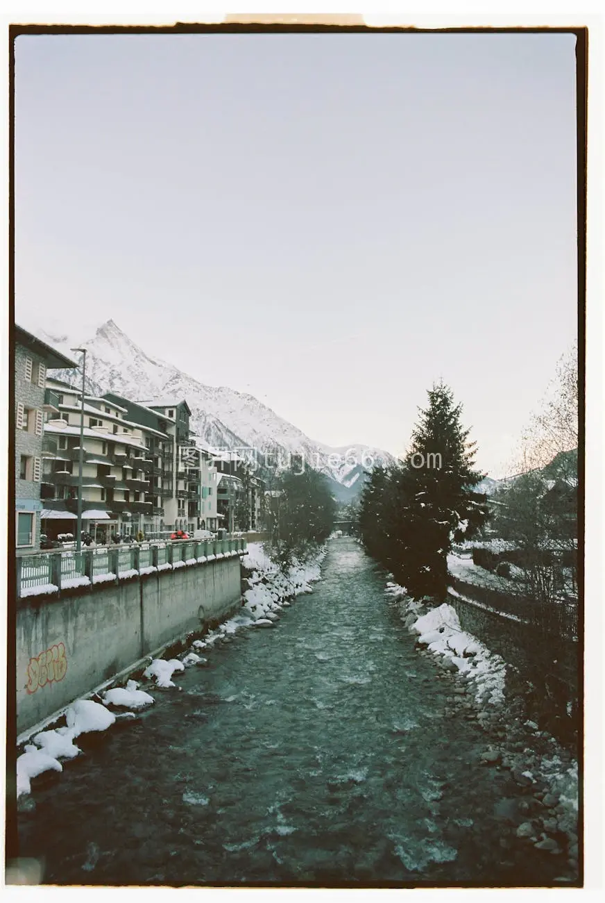 雪中夏蒙尼小镇河山映衬图片