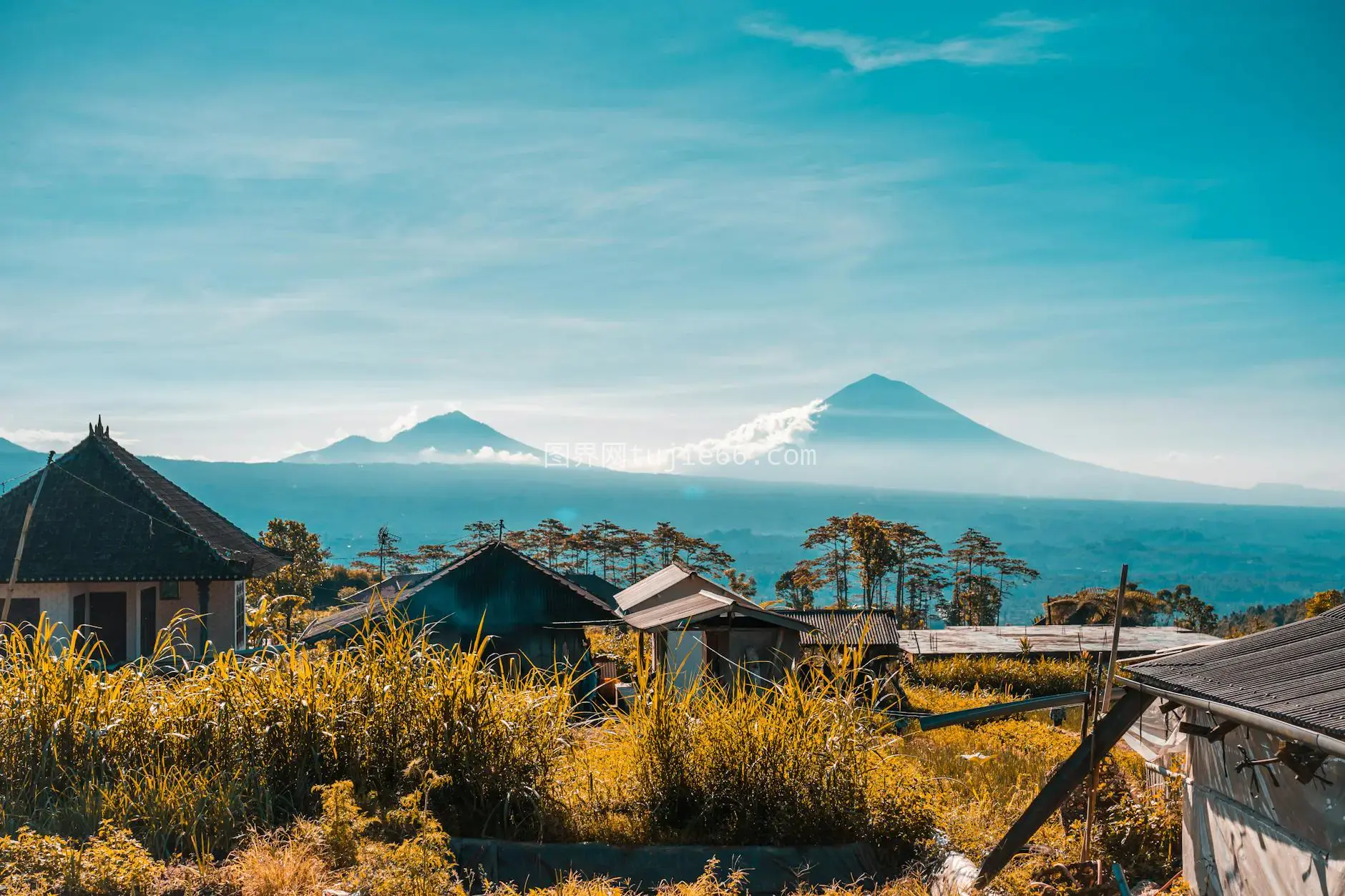 巴厘岛乡村美景映远山绿意图片