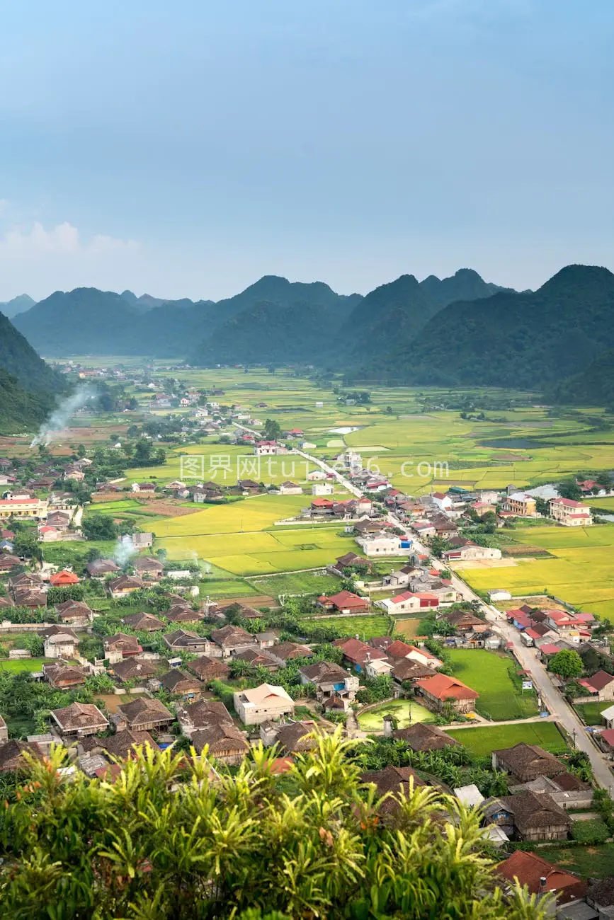 高空拍乡村风光绿野远山图片