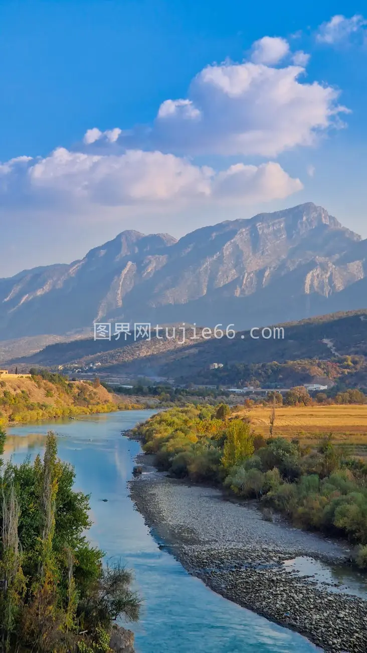 山谷河流高山蓝天画卷图片