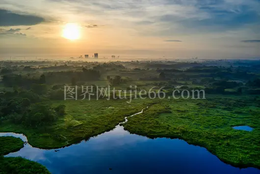 印度尼西亚班顿省宁静乡村日出空中景