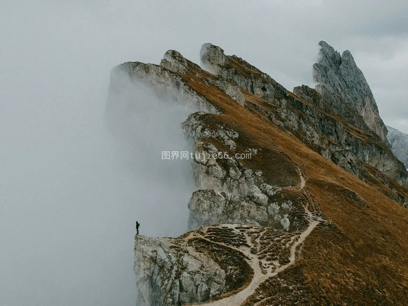 意大利多洛米蒂悬崖秋色图片