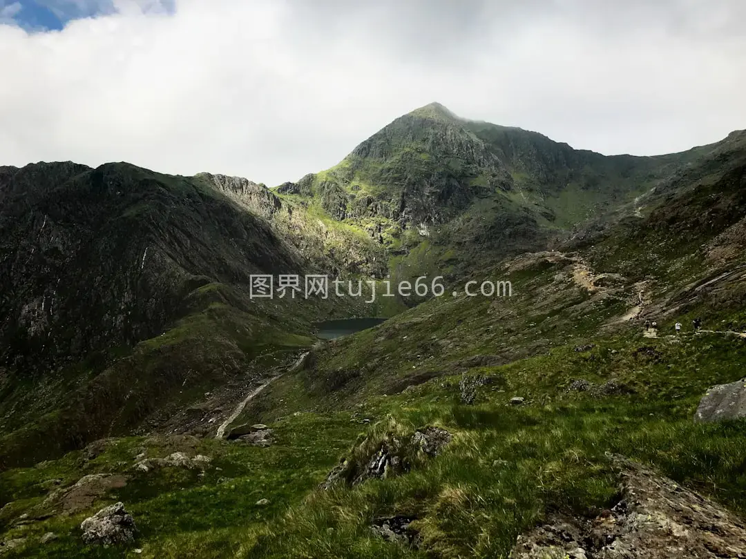 绿意盎然的山脉全景图片