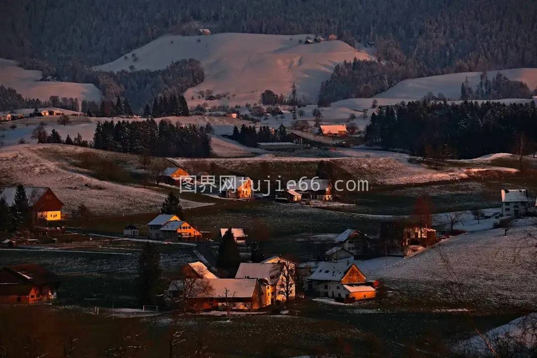 空中俯瞰雪山屋舍白昼美景图片