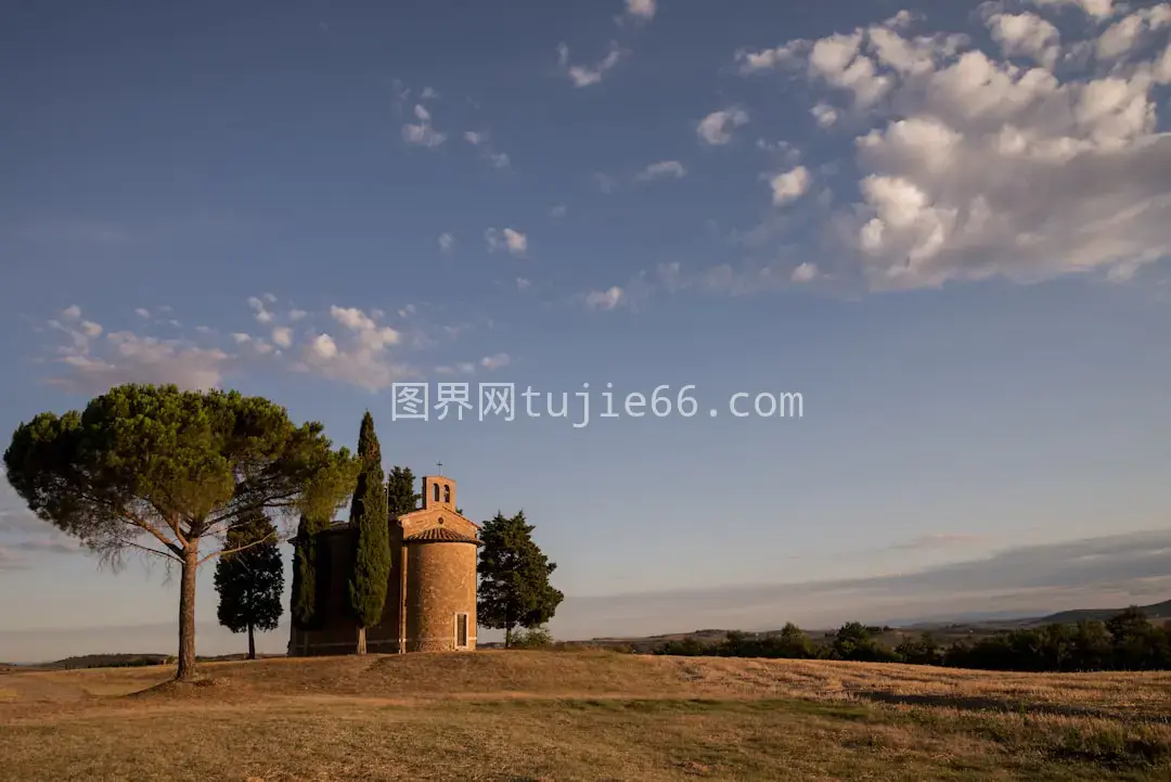 绿树间教堂风景摄影图片