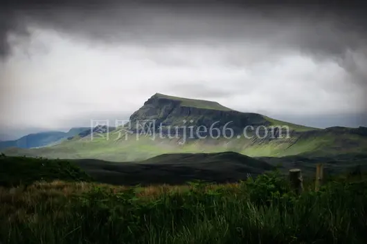 青山白云映天空