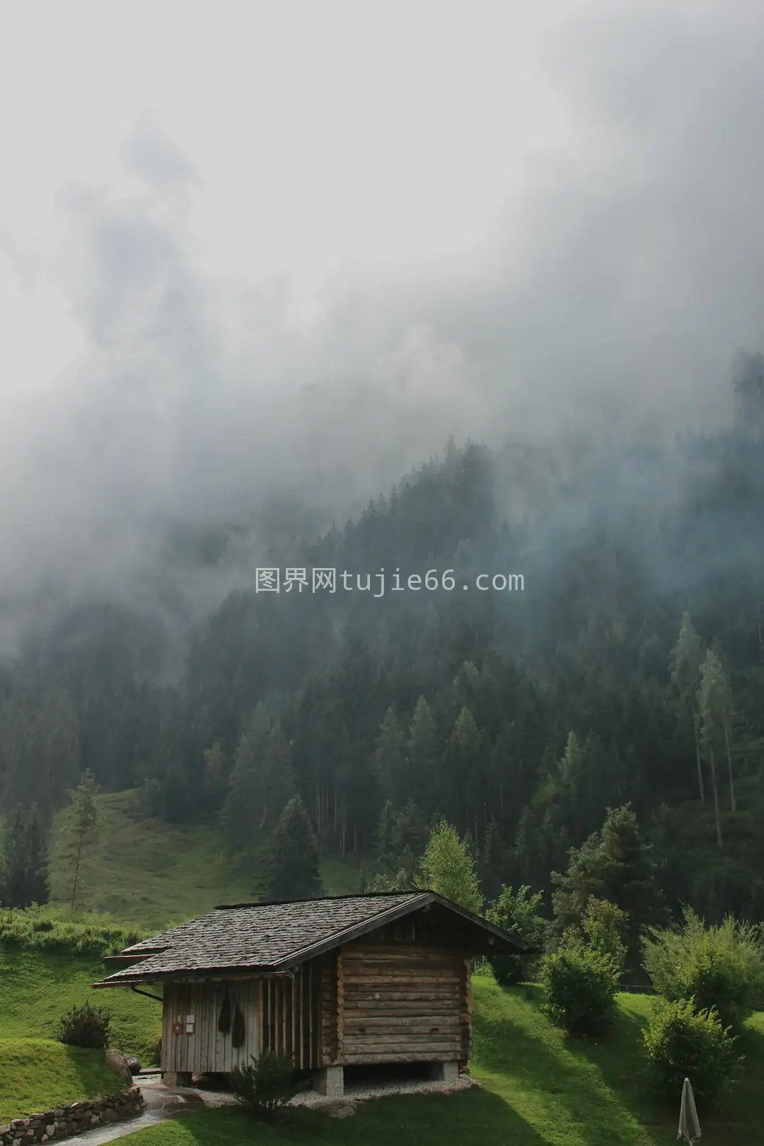 田野中木屋映衬山色图片