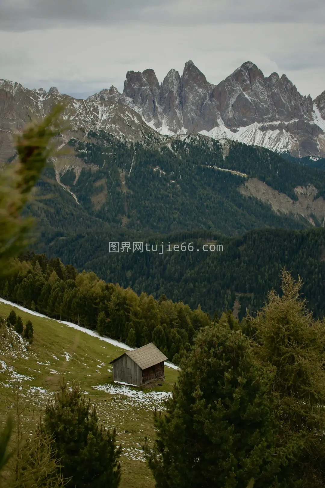 山脉中央隐秘木屋图片