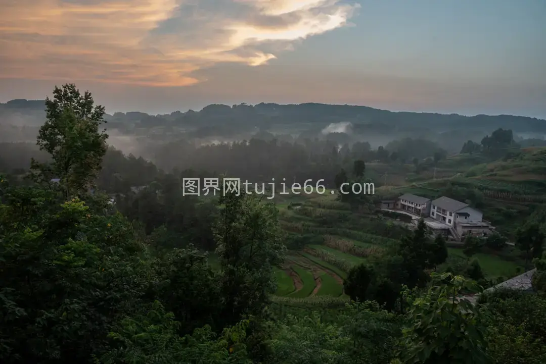 山谷远眺房屋景致图片