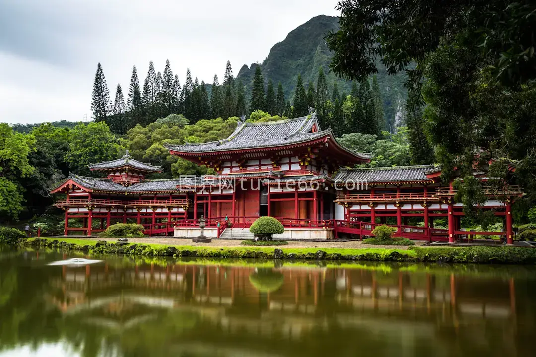 日式寺庙山水间宁静白昼景图片