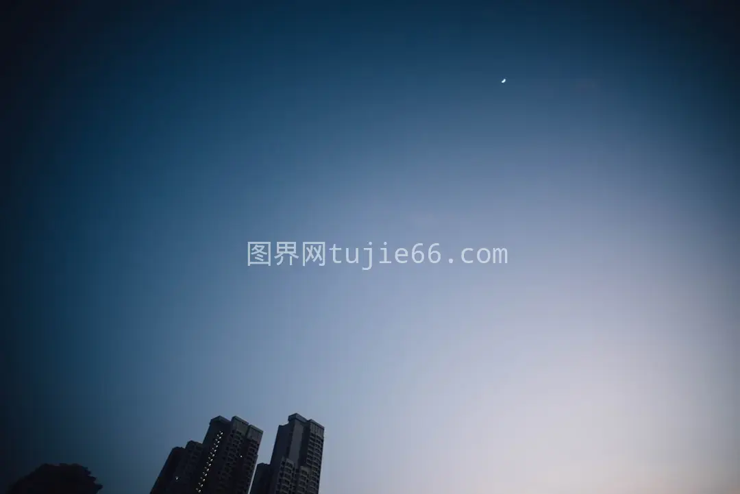 蓝天高楼映辉映图片