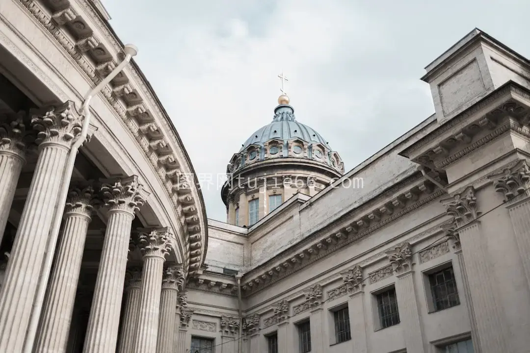 低角度拍摄灰白圆顶混凝土建筑美图图片