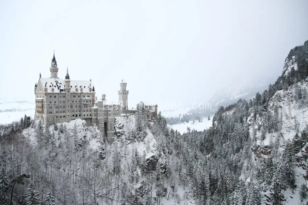 雪覆山巅灰色混凝土建筑图片