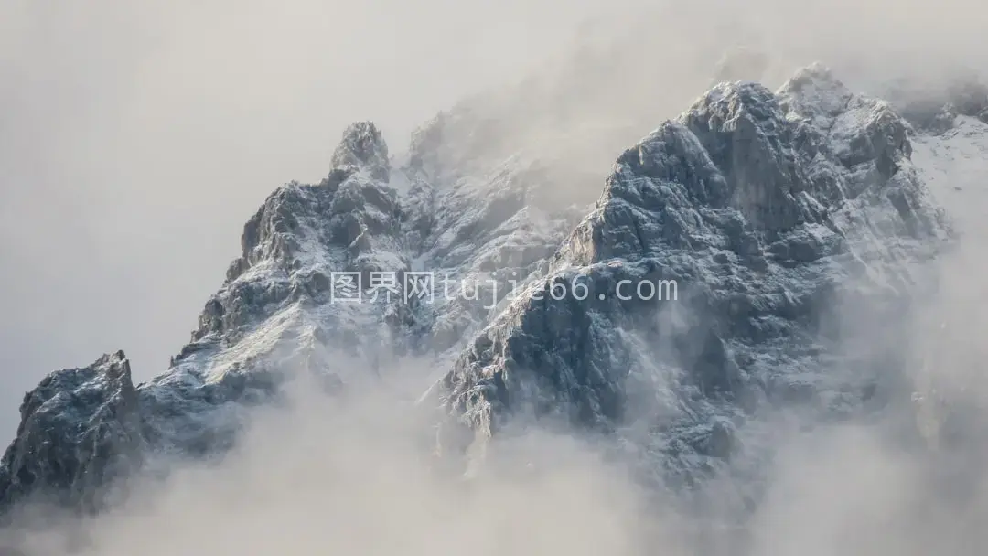 雾绕山峦景致迷人图片