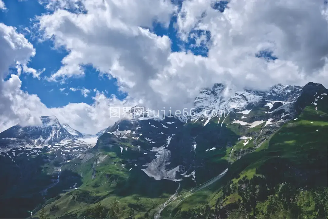 白天山脉风景照图片