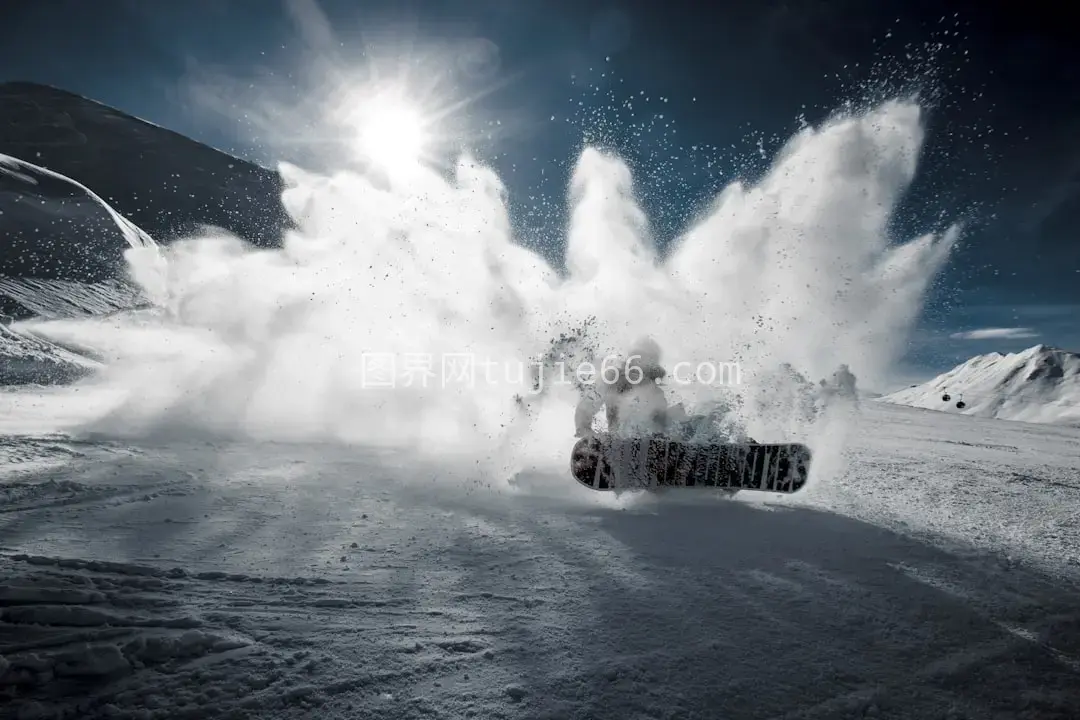 白天山巅滑雪板运动员图片