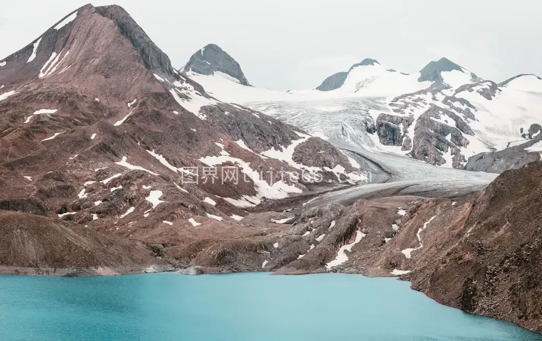 雪山银装素裹景色美不胜收图片